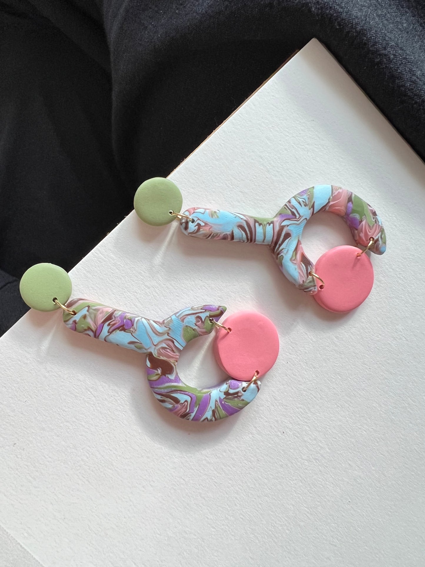 the circle holder dangle spring earrings